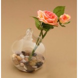 Декоративно цвете в поставка - стъклена колба с камъчета