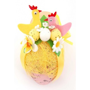Великденска украса - яйце, декорирано с фигурки, изкуствена трева и малки яйца