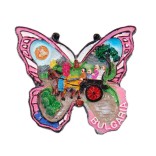 Сувенирна магнитна фигурка във формата на пеперуда с изобразени кон и семейство в каручка