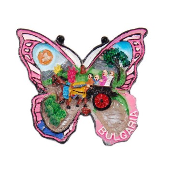 Сувенирна магнитна фигурка във формата на пеперуда с изобразени кон и семейство в каручка