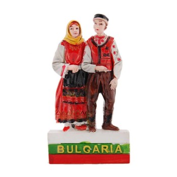 Магнитна релефна фигурка - мъж и жена в народни носии върху българското знаме