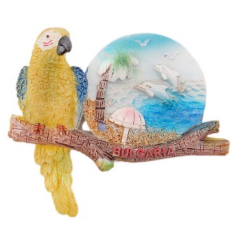 Сувенирна магнитна фигурка във формата на папагал върху клон с морски изглед