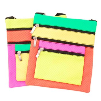 Цветна чантичка с четири отделения  с цип - две с един джоб в предната част и едно на гърба
