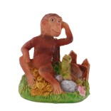 Сувенирна фигурка - маймунка до ограда с животно