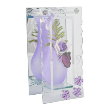 Красива стъклена ваза, красиво декорирана с цветя и нежен тюл