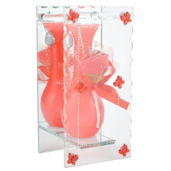Красива стъклена ваза, красиво декорирана с цветя и тюлени панделки