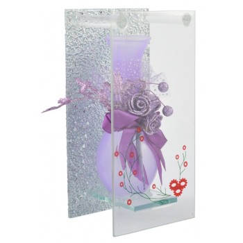 Красива стъклена ваза, красиво декорирана с цветя, украсени с брокат и тюлени панделки