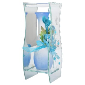Красива стъклена ваза, красиво декорирана с цветя, украсени с брокат и нежни панделки