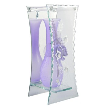 Красива стъклена ваза, красиво декорирана с цветя, украсени с брокат и нежни панделки