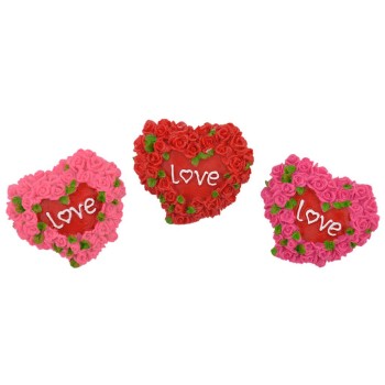 Сувенирна магнитна фигурка - сърце, декорирано с миниатюрни рози и надпис LOVE