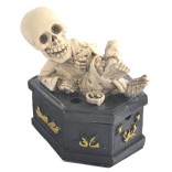 Сувенирен пепелник - скелет върху ковчег