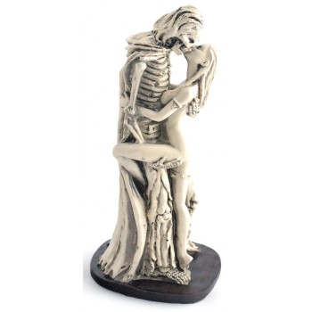 Сувенирна фигурка - скелет с наметало и нимфа в интимна поза