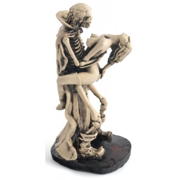 Сувенирна фигурка - скелет с наметало вдигнал на ръце нимфа в интимна поза