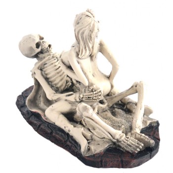 Сувенирна фигурка - скелет с наметало и нимфа в еротична поза