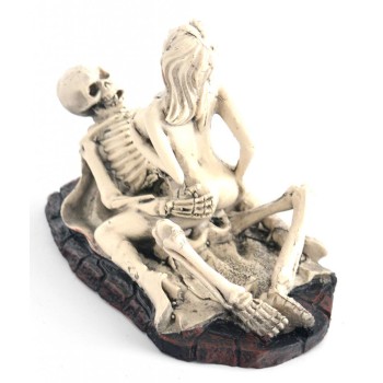 Сувенирна фигурка - скелет с наметало и нимфа в еротична поза