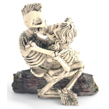 Сувенирна фигурка - два прегърнати скелета, седнали на горски дънер