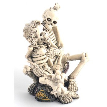 Сувенирна фигурка - два прегърнати скелета, седнали на горски дънер