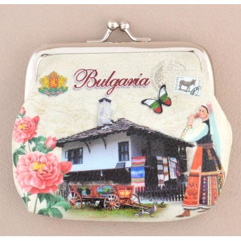 Сувенирно малко портмоне от изкуствена кожа с изобразена - старинна къща и надпис България
