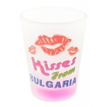 Сувенирна чаша за шот, декорирана с надпис Добре дошли в България и три целувки