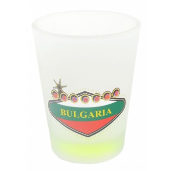 Сувенирна чаша за шот, декорирана с надпис Добре дошли в България и sun, sand, fun