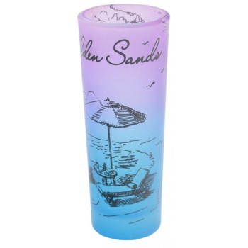 Сувенирна чаша за шот, декорирана с чадър с два шезлонг и плажната ивица с хотели