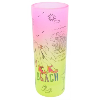 Сувенирна чаша за шот, декорирана с плажната ивица с хотели и жена по бански 