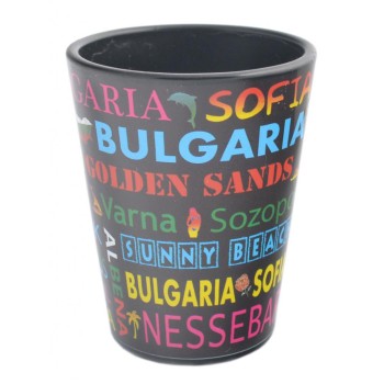 Сувенирна чаша за шот, декорирана с надписи на градове от България