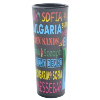 Сувенирна чаша за шот, декорирана с имената на туристически дестинации в България