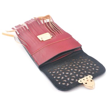 Дамска чантичка тип портмоне, изработена от еко кожа с ресни и метална закопчалка