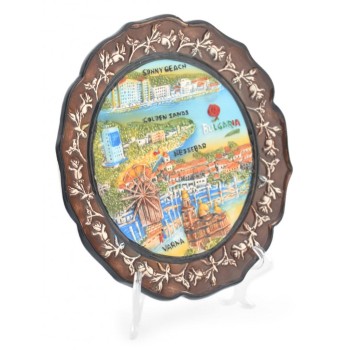 Сувенирна релефна чинийка с поставка, декорирана е с венец от рози