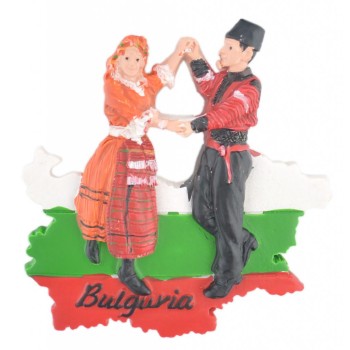 Релефна магнитна фигурка във формата на карта на България с танцуващи мъж и жена в народни носии