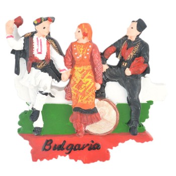 Релефна магнитна фигурка във формата на карта на България с двама мъже и жена в народни носии