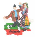 Релефна магнитна фигурка във формата на карта на България с танцуващи мъж и жена в народни носии