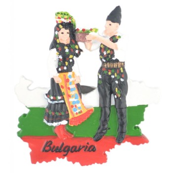Релефна магнитна фигурка във формата на карта на България с мъж и жена в народни носии