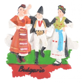 Релефна магнитна фигурка във формата на карта на България с мъж и две жени в народни носии