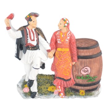 Релефна магнитна фигурка на танцуващи мъж и жена в народни носии до бъчва