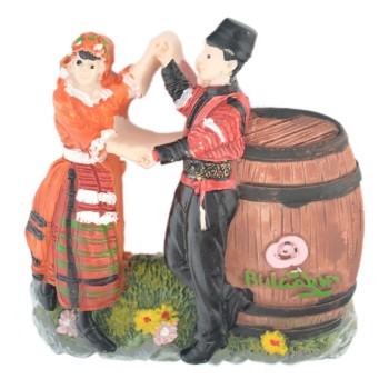 Релефна магнитна фигурка на мъж и жена в народни носии, танцуващи до бъчва