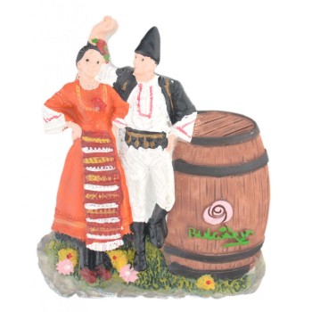 Релефна магнитна фигурка на мъж и жена в народни носии, танцуващи до бъчва