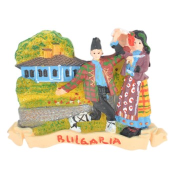 Релефна магнитна фигурка на мъж и жена в народни носии, танцуващи пред старинна къща