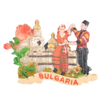 Релефна магнитна фигурка на мъж и жена в народни носии, танцуващи пред църква и роза