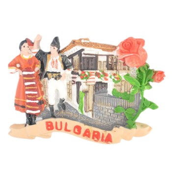 Релефна магнитна фигурка на мъж и жена в народни носии, танцуващи пред старинна къща и роза