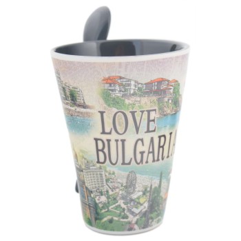 Сувенирна керамична чаша с лъжичка, декорирана със забележителности от Българското черноморие
