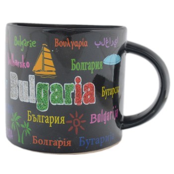 Сувенирна керамична чаша, декорирана с надписи България на различни езици