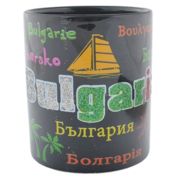 Сувенирна керамична чаша, декорирана с надписи България на различни езици и морски мотиви