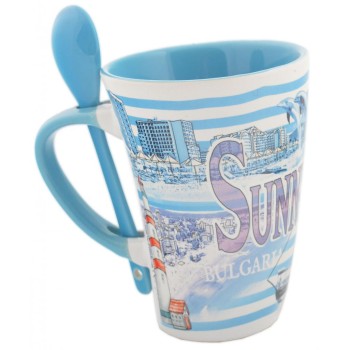 Сувенирна керамична чаша с лъжичка, декорирана с плажна ивица от Слънчев бряг и хотели