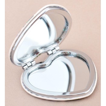Сувенирно джобно огледало във формата на сърце, декорирано с изглед на плажната ивица и хотели от Слънчев бряг