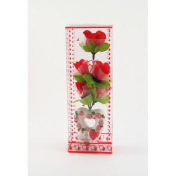 Красив букет пет рози от плат обвити в тюл върху керамична поставка сърце