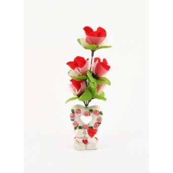 Красив букет пет рози от плат обвити в тюл върху керамична поставка сърце