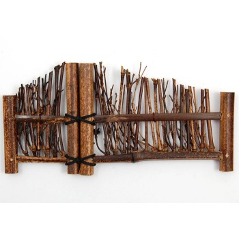 Красива декоративна ограда, изработена от бамбук и дърво