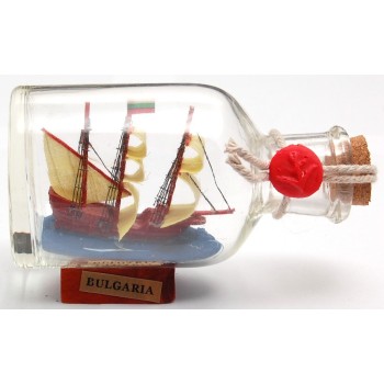Сувенирен коаб-макет в стъклена бутилка на декоративна дървена поставка